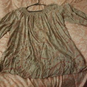 Blouse with flower pattern.